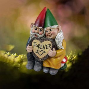 Záhradní trpaslíci - zamilovaný pár v lese