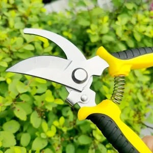 Žluté zahradní nůžky - design zblízka